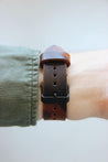 Rückansicht eines Apple Watch Lederbands in Camo am Handgelenk.