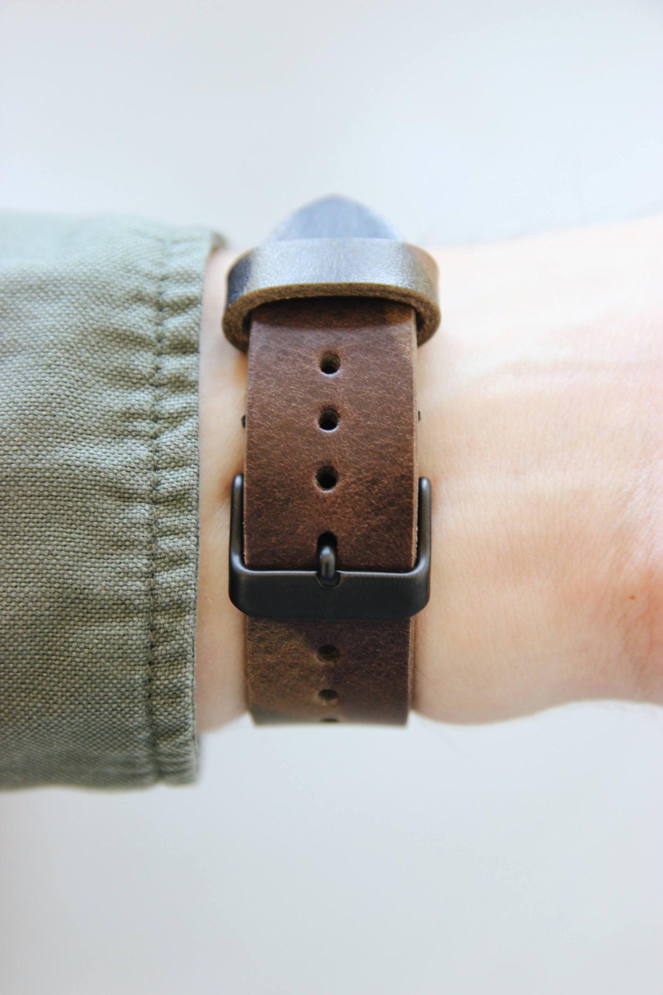 Rückansicht eines Apple Watch Lederbands in Camouflage am Handgelenk.
