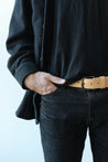 Ledergürtel für Herren in Natural getragen in einer schwarzen Jeans.