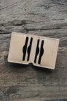Draufsicht auf ein Leder Kartenetui in Natural auf einer Holzplatte liegend.